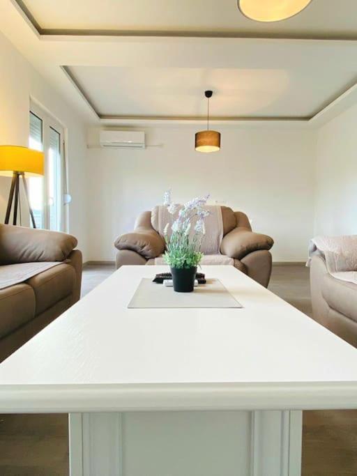 Home Mia Airport Podgorica Ngoại thất bức ảnh